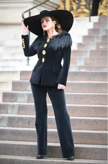 Pendientes de bisutería Schiaparelli Anatomy usados por Bella Thorne en el desfile de alta costura de Schiaparelli en París el 22 de enero de 2024