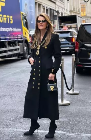 Botas de muslo de punto elástico anatómico de Balenciaga usadas por Anna Dello Russo en el desfile de Alta Costura de Schiaparelli en París el 22 de enero de 2024