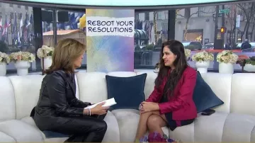 Robe fourreau Tommy Hilfiger en crêpe de plongée colorée portée par Sue Varma comme on le voit dans Aujourd’hui le 19 janvier 2024