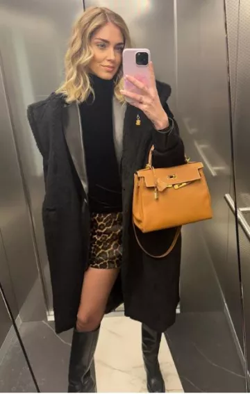 Manteau en fausse fourrure teddy noir Max Mara porté par Chiara Ferragni sur sa story Instagram le 22 janvier 2024