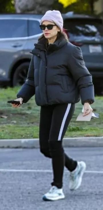 Brooks 1203701B Glycerin Gts 20 porté par Jennifer Garner lors de Goes for a Solo Walk le 17 janvier 2024