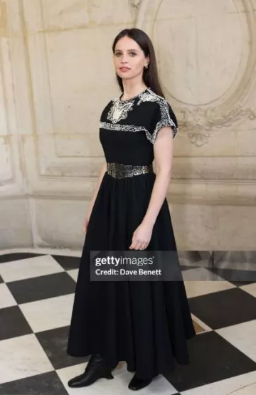 Bota de cuña Dior Naughtily-D usada por Felicity Jones en el desfile de Dior Haute Couture Paris el 22 de enero de 2024