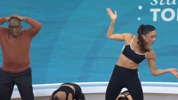 Sujetador Alo Yoga Airlift Car Club usado por Kara Liotta como se ve en Today el 22 de enero de 2024