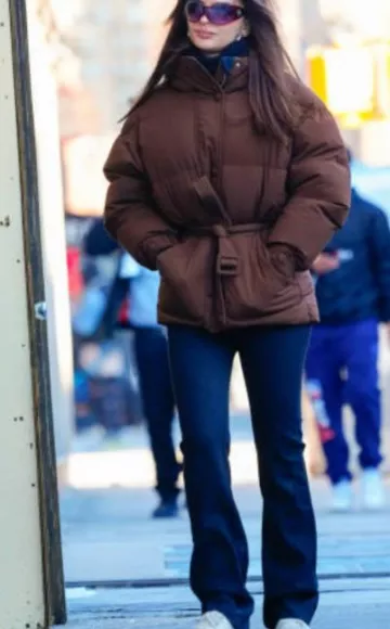 Alo Yoga Airbrush Legging taille haute 7/8 bootcut porté par Emily Ratajkowski à New York le 22 janvier 2024