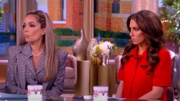 Chaleco a cuadros de Sergio Hudson usado por Sunny Hostin como se ve en The View el 17 de enero de 2024