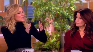 Suéter de cuello alto de punto acanalado con detalles de botones Balmain usado por Sara Haines como se ve en The View el 17 de enero de 2024