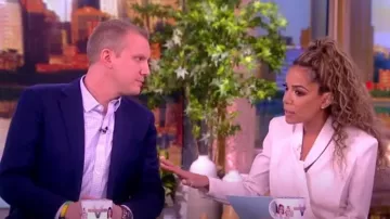 Roland Mouret Vestido midi Cady elástico con cuello bufanda usado por Sunny Hostin como se ve en The View el 19 de enero de 2024