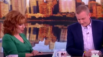 Suéter delantero con botones de lana de florencia de Kobi Halperin usado por Joy Behar como se ve en The View el 19 de enero de 2024