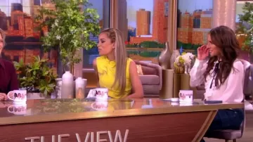 Camisa Nili Lotan Bertille Ruffle Contrast-Tie usada por Alyssa Farah como se ve en The View el 19 de enero de 2024