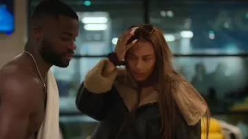 Veste courte double face Zara portée par Ayan Broomfield dans Break Point (S02E03)