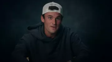 Sweat à capuche New Balance Logo porté par Tommy Paul dans Break Point (S02E03)