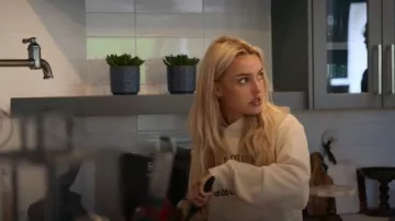 Sweat à capuche sportif et riche du club de bien-être porté par Morgan Riddle comme on le voit dans Break Point (S02E03)
