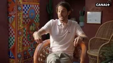 El polo Lacoste usado por el Dr. Juiphe (Pierre Niney) en la serie Le Flambeau: Les aventuriers de Chupacabras