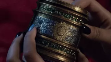 Brazalete usado por Kamala Khan (Iman Vellani) como se ve en el programa de televisión Ms. Marvel (Temporada 1)