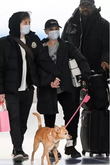 Mulas de esquila Proenza Schouler Stomp Shearling usadas por Ariana Grande en la ciudad de Nueva York el 22 de enero de 2024