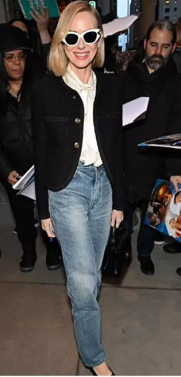 Chemise Celine Romy en satin de soie portée par Naomi Watts à Feud : Capote Vs the Swans Press le 22 janvier 2024