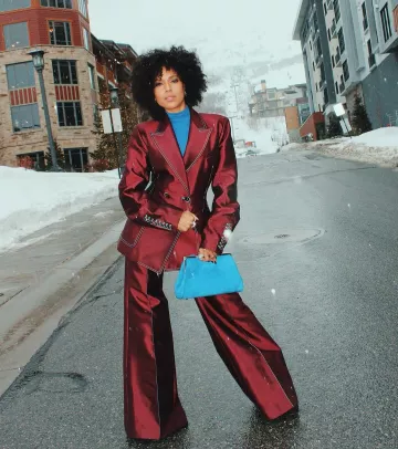 Bolso de hombro Staud Lennon en ante azul director usado por Kerry Washington en Sundance el 20 de enero de 2024