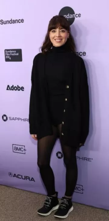 Cárdigan de lirio negro de cachemira desnudo usado por Aubrey Plaza en el estreno de My Old Ass en el Festival de Cine de Sundance el 20 de enero de 2024