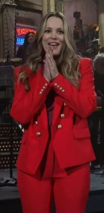 Blazer en crêpe Generation Love Delilah porté par Rachel McAdams au Saturday Night Live le 20 janvier 2024