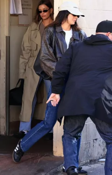 Baskets Adidas Samba Og en noir portées par Kendall Jenner à Beverly Hills le 21 janvier 2024