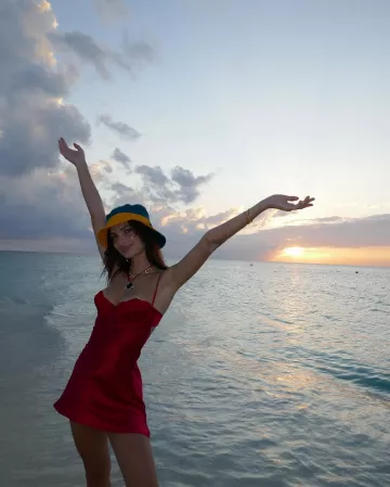 Robe nuisette à armatures Mirror Palais portée par Emily Ratajkowski lors de l’enterrement de vie de jeune fille d’une amie le 21 janvier 2024