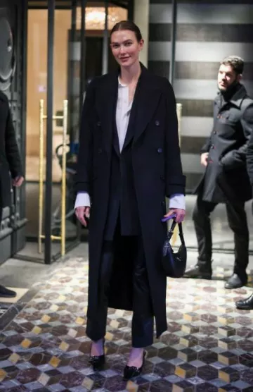 Bolso de hombro de cuero Prada Arque usado por Karlie Kloss en París el 21 de enero de 2024