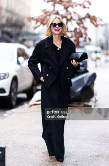 Nili Lotan Cleophee Short Db Coat porté par Naomi Watts à Feud : Capote Vs the Swans Press le 23 janvier 2024