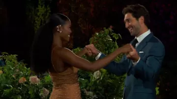 Vestido largo adornado con Blaize usado por Evalin Clark como se ve en The Bachelor (T28E01)