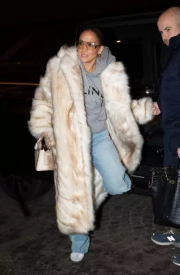 Sudadera con capucha suelta de Celine en vellón de algodón usada por Jennifer Lopez en París el 21 de enero de 2024