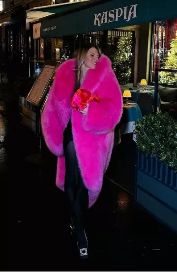 Zapatos de tacón de satén adornados con cristales Roger Vivier usados por Anna Dello Russo en la cena de Roger Vivier el 21 de enero de 2024