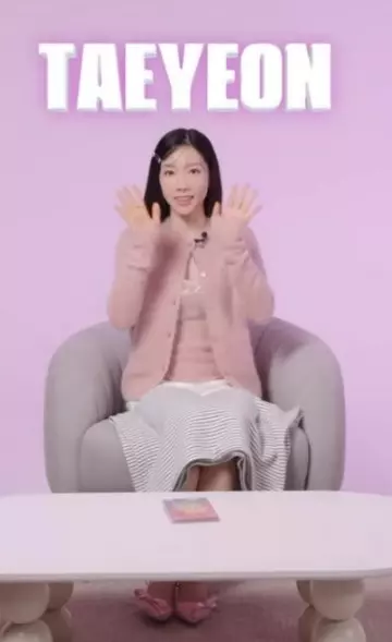 Roger Vivier Virgule Bow Slingback Pumps en tela usado por Taeyeon en W Korea Wishlist Youtube Video el 21 de enero de 2024