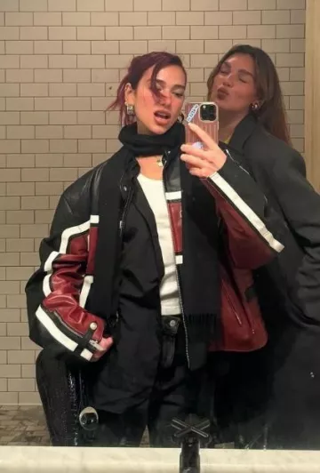 Boucles d’oreilles créoles en forme de cœur chromé portées par Dua Lipa sur son post Instagram le 22 janvier 2024