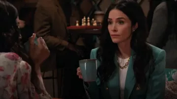Blazer de botonadura Balmain usado por Julia Mariano (Abigail Spencer) como se ve en Extended Family (S01E05)
