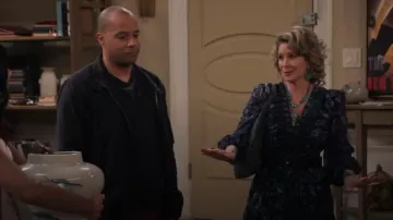 Vestido largo con estampado de Aqua Paisley usado por Thea-Lynn (Missy Yager) como se ve en Familia extendida (S01E05)