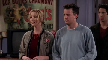 Cardigan brodé vintage porté par Phoebe Buffay (Lisa Kudrow) comme on le voit dans Friends (S05E05)