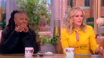Oscar de la Renta Vestido midi de mezcla de lana con cinturón en la parte delantera usado por Sara Haines como se ve en The View el 22 de enero de 2024