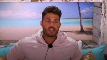 Sudadera con capucha con cordón bordado con el logotipo de AMI usada por Josh Ritchie como se ve en Love Island: All Stars (T01E10)