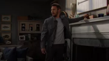 Veste trucker en sergé de coton mélangé Theory River en gris foncé portée par Liam Spencer (Scott Clifton) dans The Bold and the Beautiful le 24 janvier 2024