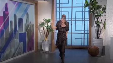 Robe Doen Krista en fleurs sauvages balayées par le vent portée par Amanda Kloots comme on le voit dans The Talk le 22 janvier 2024