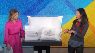 Pull Trina Turk Landon en anthracite porté par Chi-Lan Lieu comme on le voit dans The Talk le 17 janvier 2024