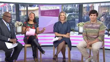 Zapatillas de cuero Veja V-12 en verde neón extra blanco usadas por Marcello Hernandez como se ve en Today el 23 de enero de 2024