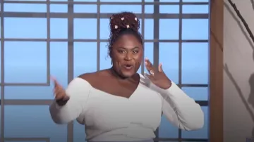 Pull asymétrique Staud Craftsman porté par Danielle Brooks vu dans The Talk le 17 janvier 2024