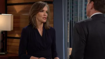 Le haut à manches longues Fold London Clever Crepe Belleville en bleu marine porté par Diane Jenkins (Susan Walters) comme on le voit dans Les Feux de l’amour le 18 janvier 2024