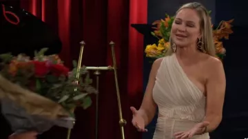 Robe Simkhai Seraiah portée par Sharon Newman (Sharon Case) telle qu’on la voit dans Les Feux de l’amour le 15 janvier 2024
