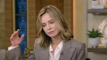 Michael Kors Collection Georgina Glen Plaid Blazer porté par Calista Flockhart tel qu’on le voit dans LIVE with Kelly and Mark le 24 janvier 2024