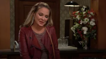 3.1 Veste en cuir à volants Phillip Lim en Berry portée par Sharon Newman (Sharon Case) comme on le voit dans Les Feux de l’amour le 12 janvier 2024