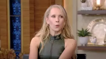 Top Aya Muse Rio usado por Juno Temple como se vio en VIVO con Kelly y Mark el 17 de enero de 2024