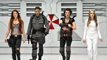 Top blanco, pantalones y zapatillas usadas por K-Mart (Spencer Locke) como se ve en Resident Evil: Afterlife
