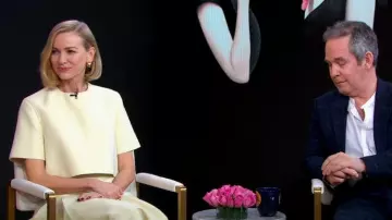 Top corto compacto de lana Bottega Veneta en manzanilla usado por Naomi Watts como se ve en Good Morning America el 22 de enero de 2024