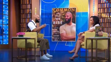 Rowing Blazers Ashe Paisley Sweater Vest usado por Common como se ve en Good Morning America el 22 de enero de 2024